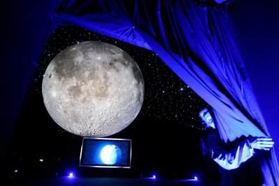 7 metrų skersmens britų menininko Luke‘o Jerramo mėnulis į Čilės sostinę atvyko prieš tai apkeliavęs Torontą, Milaną ir Dubajų. 