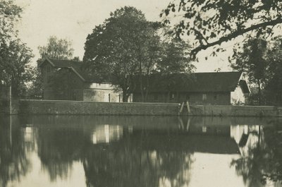 Kretingos dvaro ratinė (kairėje) ir vandens malūnas-elektrinė. Nežinomas fotografas. XX a. 4 dešimtmetis.