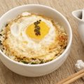 Kitokie pusryčiai: kiaušinis su ryžiais ir sezamo sėklomis