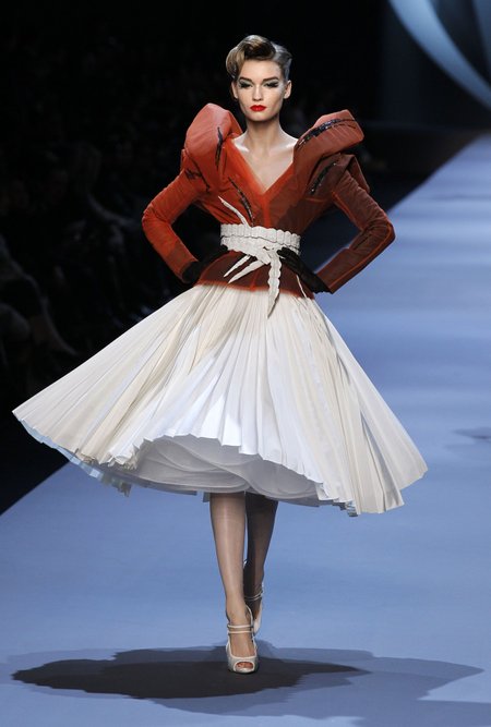 Paryžiaus Aukštosios mados savaitė 2011 m. pavasario-vasaros kolekcija.  Christian Dior. Dizaineris John Galliano