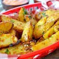 Česnakinės bulvių skiltelės – paragavę kitokių nebenorėsite