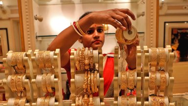 Auksas siekia kone rekordines aukštumas Indijoje, bet pirkėjai neskuba