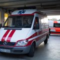 Kaune po avarijos gelbėtojai iš automobilio iškėlė moterį