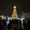 Radviliškio Kalėdų eglė suspindo auksu: miestą papuošė ir didžiausias kalėdinis žaisliukas