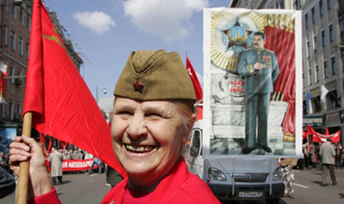 Rusijos komunistai su raudonomis vėliavomis ir Stalino portretais Maskvos gatvėse pažymi Pergalės dieną. 