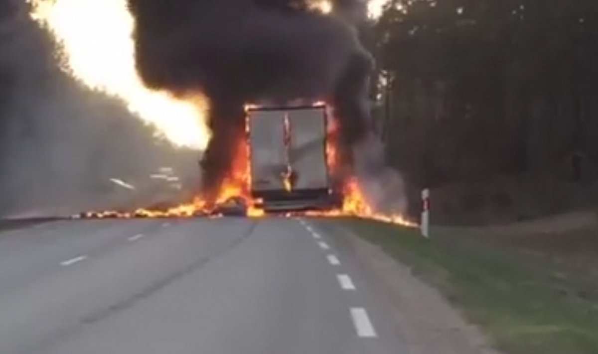 Kelyje Vilnius–Alytus užsidegė sunkvežimis