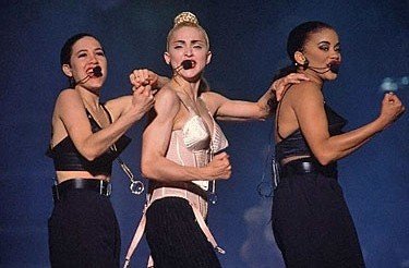 Madonna dėvi J. P. Gaultier kurtą korsetą (1990 m.).