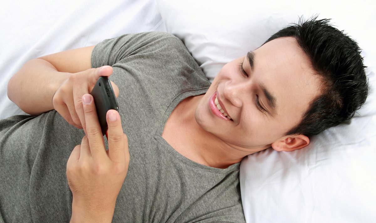 Santykiai su telefonu nenutrūksta ir lovoje