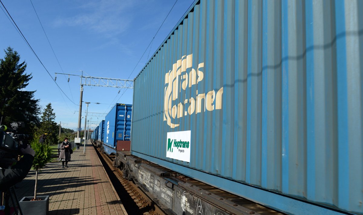Pirmasis konteinerinis traukinys