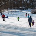 Студеная погода жителей не напугала: семьи с детьми собрались на горках