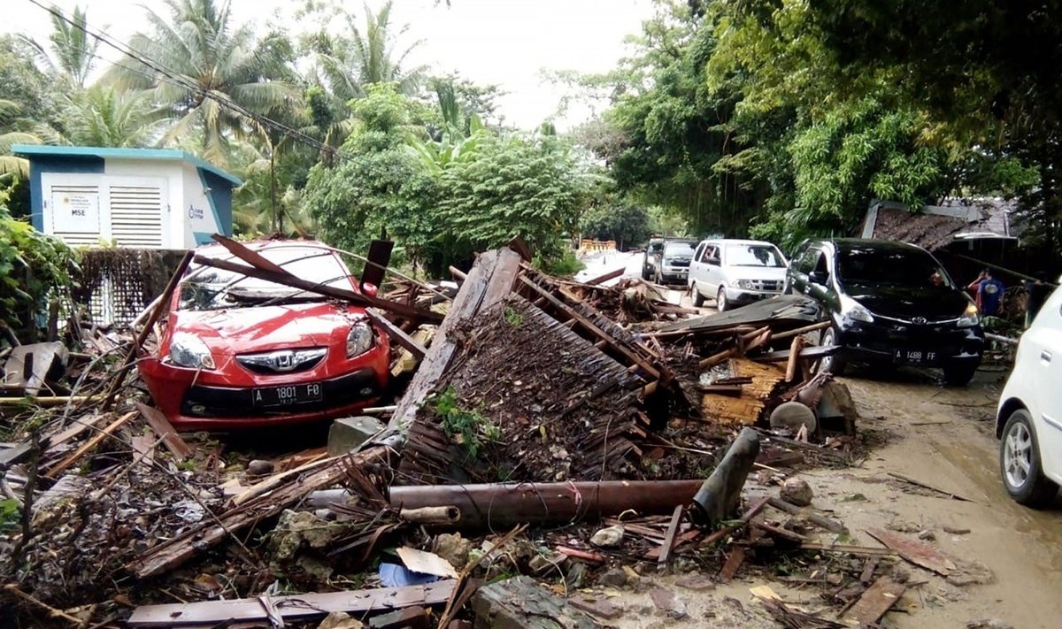 Indonezijoje cunamis nusinešė daugybę gyvybių
