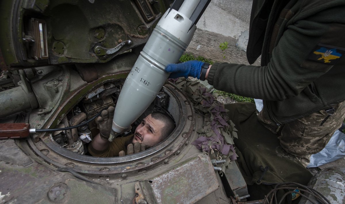 Ukrainian soldiers load shells into a tank in Chasiv Yar, the site of heavy battles with the Russian forces in the Donetsk region, Ukraine, Tuesday, May 9, 2023. (Iryna Rybakova via AP)  XEL110