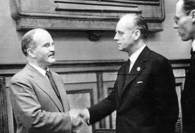 V. Molotovo ir J. von Ribbentropo rankos paspaudimas pasirašius SSRS ir Vokietijos nepuolimo paktą