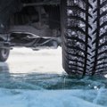 Slidžių kelių grimasos: kaip elgtis, kai automobilis patenka į ledo spąstus