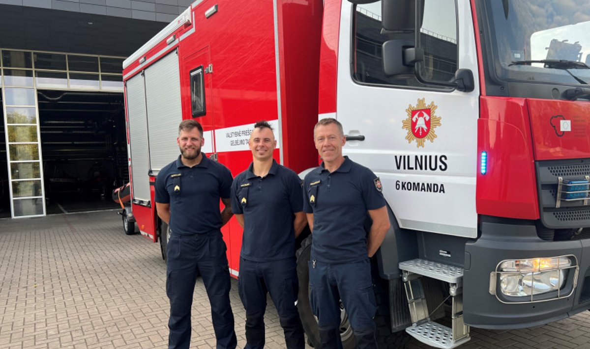 Vilniaus PGV 6-osios komandos ugniagesiai narai R. Bernotas, M. Volžanin ir A. Berlinskas