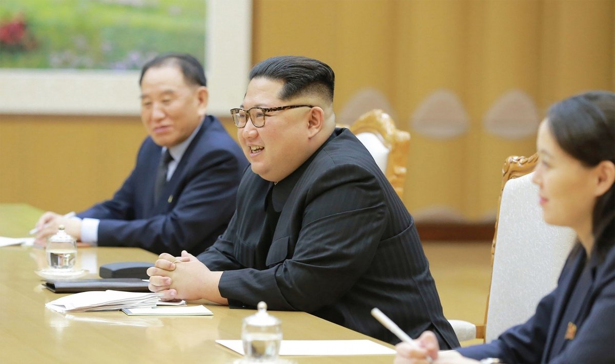 Kim Jong Unas ir Seulo pasiuntiniai 