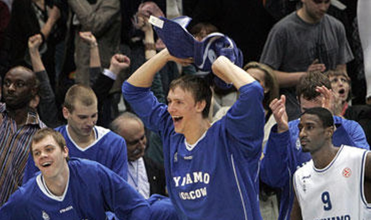 Maskvos "Dinamo" krepšininkai švenčia pergalę