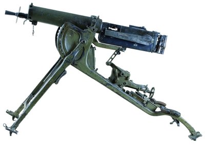 Vokiškas kulkosvaidis Maxim MG 08. Šovinys – 7,92×57mm. Kulkosvaidis aušinamas vandeniu, užtaisomas šovinių juostomis, šaudymo tempas – 450 šūvių/min., svoris (su vandeniu) – apie 69 kg, efektyvaus šaudymo nuotolis – 2000 m.