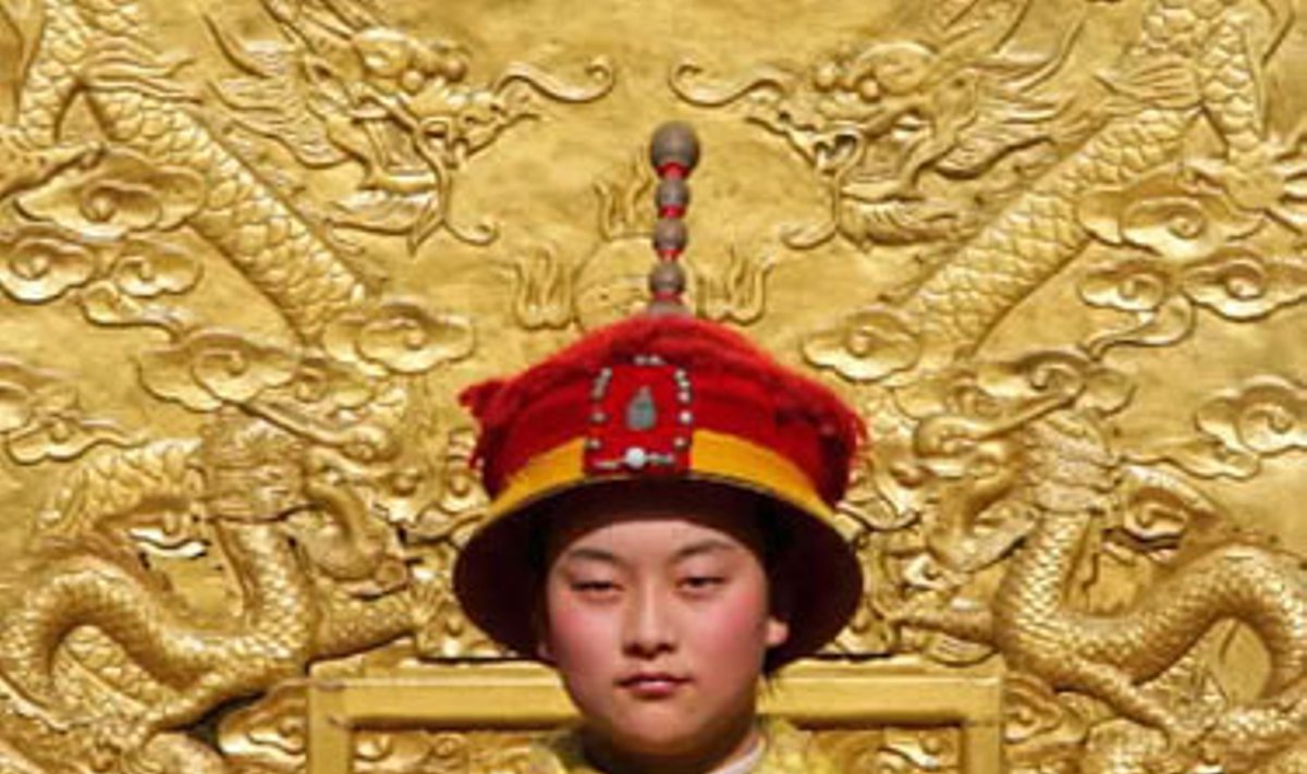 Kinietis, vilkintis imperijos laikų kostiumą, pozuoja fotografui Pekine, "Draudžiamajame mieste". Pekino "Draudžiojo miesto" imperiniai reliktai yra iš esmės renovuojamas. Rekonstrukcijai, kurioje dalyvauja 1.400 darbininkų bei inžinierių, išleidžiama per 12 mln. USD per metus.