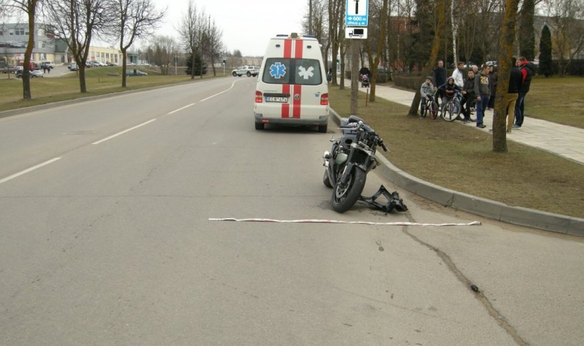 Utenos policija ieško mirtinos avarijos liudininkų, motociklininkas pražudė pėsčiąjį