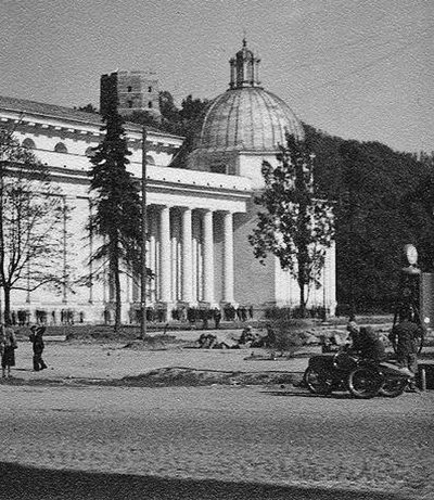 Fotografo J.Bulhako nuotraukoje 1938 metais rekonstruojama katedros aikštė. Nuotraukoje matyti ir pirmoji Vilniaus benzino kolonėlė, prie kurios sustojęs motociklas.