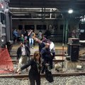 Netoli Niujorko traukinys rėžėsi į platformą, patvirtinta viena žūtis