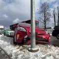В Вильнюсе в столб врезался автомобиль, пострадала пассажирка