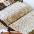 Bažnytinės knygos iš XVII amžiaus Panevėžyje keliamos naujam gyvenimui