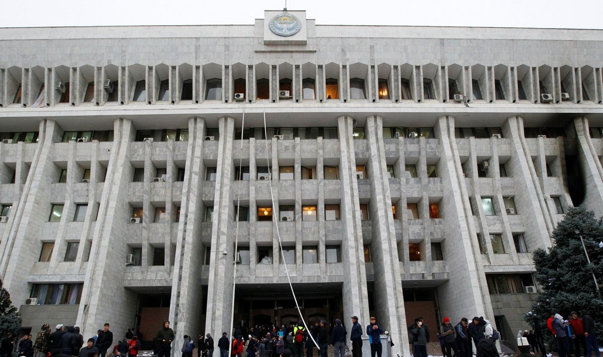 Kirgizijoje protestuotojai užėmė vyriausybės rūmus