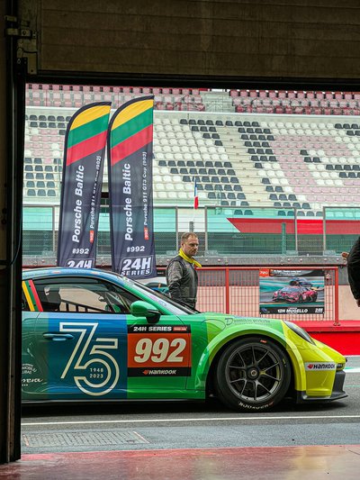 „Porsche Baltic“ rungtyniaus 992/AM klasėje su „Porsche 911 GT3 Cup“ automobiliu.