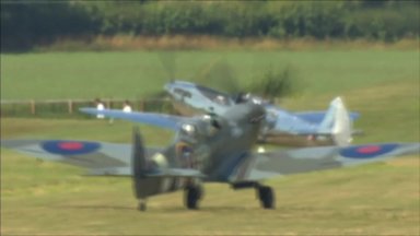 Du britų pilotai pasišovė apskristi pasaulį legendiniais „Spitfire“ orlaiviais