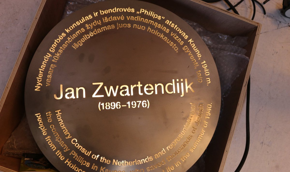 Instillation stone commemorating Dutch diplomat J. Zwartendijk @ Ruslanas Iržikevičius (19)