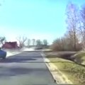 Nufilmavo šiurpią avariją: kelio viduriu skridęs „Audi A6“ staiga rėžėsi į medį