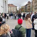 В Вильнюсе проходит ярмарка подержанной одежды: люди стоят в очередях