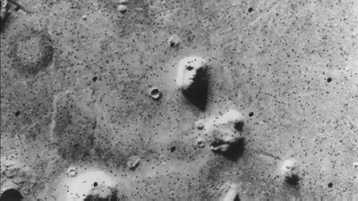 1976 metais kosminis zondas „Viking 1“ įamžino Marso paviršiaus reljefą, kuris buvo panašus į žmogaus veidą. NASA/JPL-Caltech/UArizon nuotr.