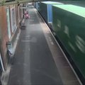 Nufilmuota, kaip nuo platformos po traukinio ratais nurieda tuščias vaiko vežimėlis