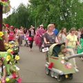 Išradingiausių vaikiškų vežimėlių parade - tanko formos vežimaitis
