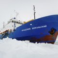 Antarktidoje leduose įstrigusiam laivui – dar viena bloga žinia