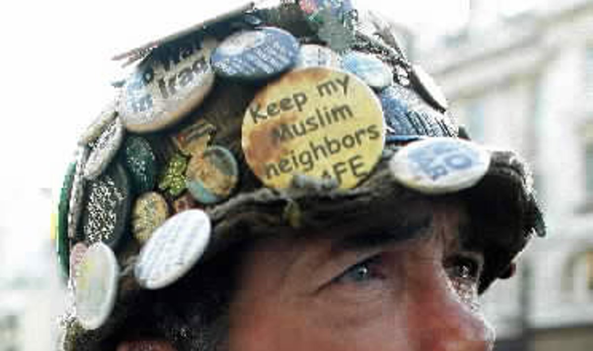Brianas Haw, legendinis britų protestuotojas. Nuo 2001 m. jis gyveno Parlamento aikštėje, protestuodamas prieš karą. Nors jo protestai prasidėjo dar prieš teroro išpuolius JAV, jis tapo protesto prieš JAV ir D.Britanijos karo veiksmus Irake ir Afganistane simboliu.