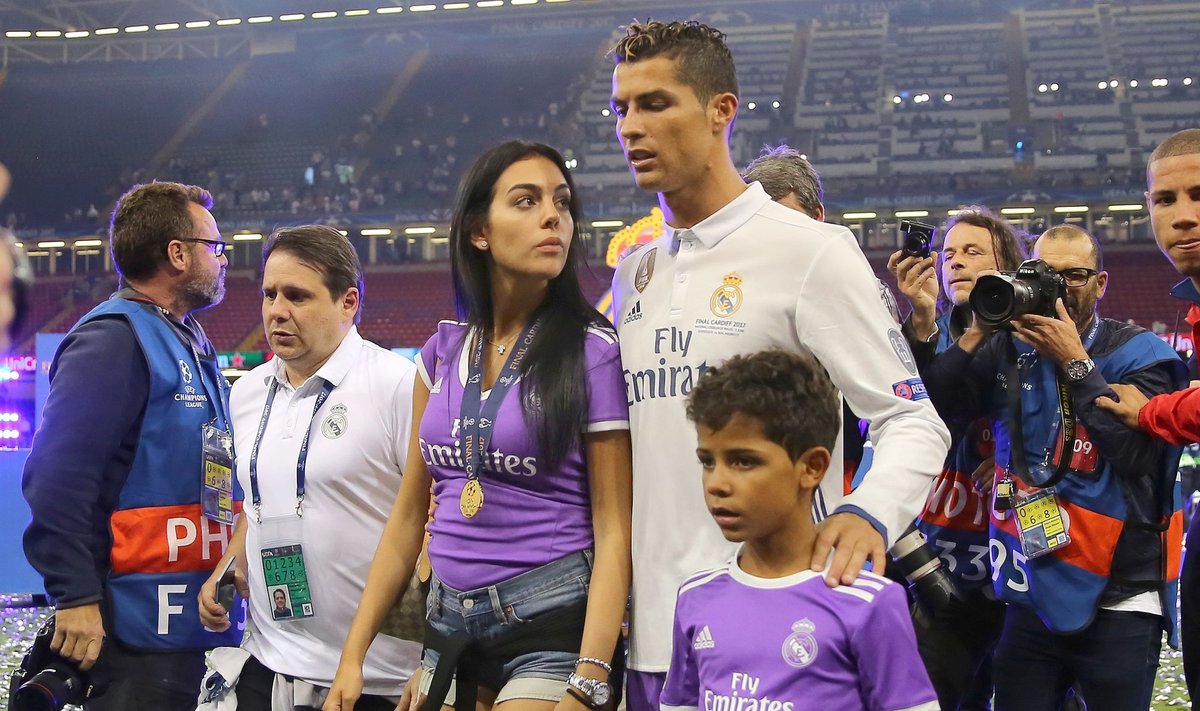 Christiano Ronaldo su sūnumi ir  Georgina Rodriguez