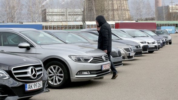 Būdai, kaip automobilių pardavėjai bando apsukti pirkėjus: problema, kad lietuviai vis dar tiki mitais apie automobilius iš Vokietijos