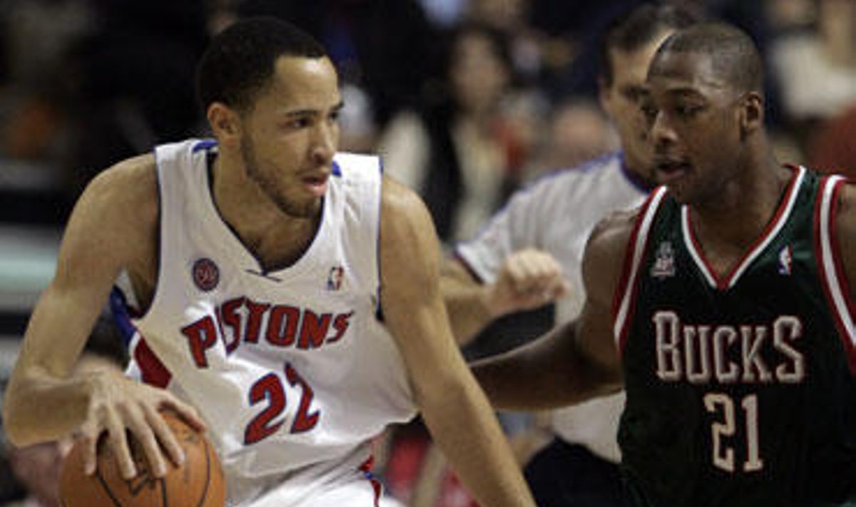 Tayshaun Prince ("Pistons") veržiasi pro Bobby Simmons ("Bucks") 