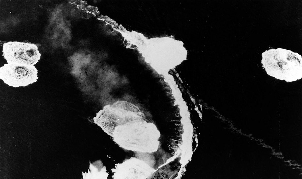 Japonų Yamato išsisukinėja nuo bombų