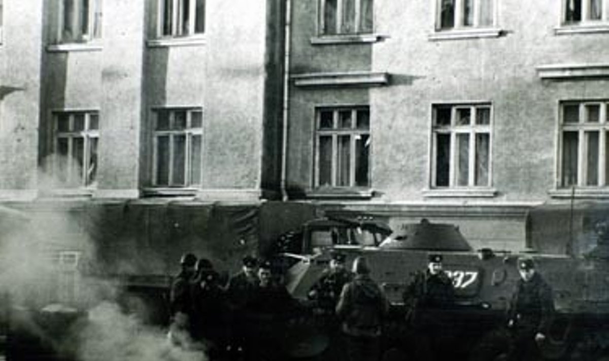 1991 metų Sausio 13-oji - tankai prie Lietuvos radijo pastato