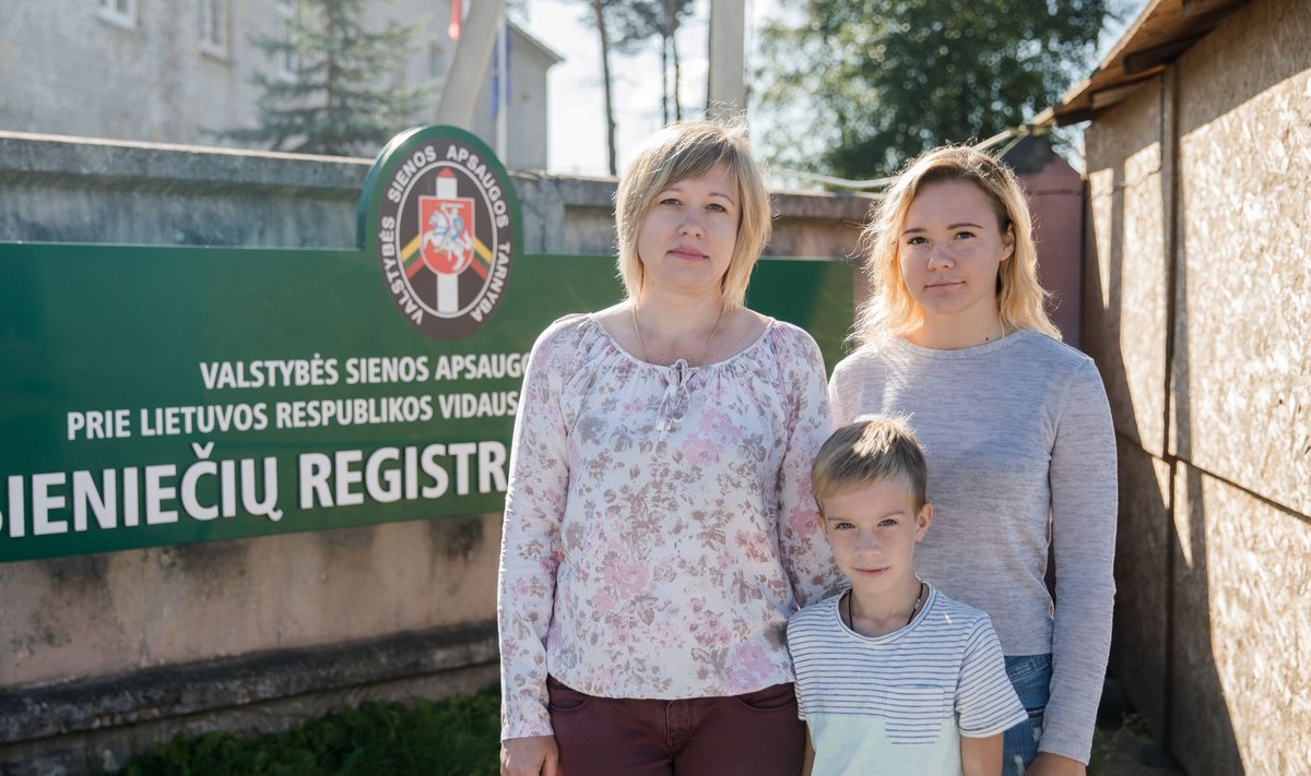 Марина Бутюкова с семьёй в Центре регистрации иностранцев