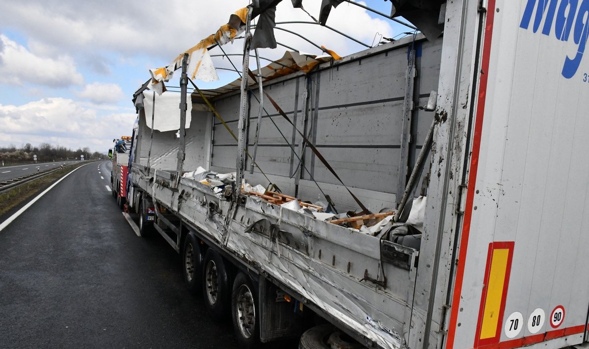 Kroatijoje apvirtus migrantus vežusiam sunkvežimiui žuvo keturi žmonės