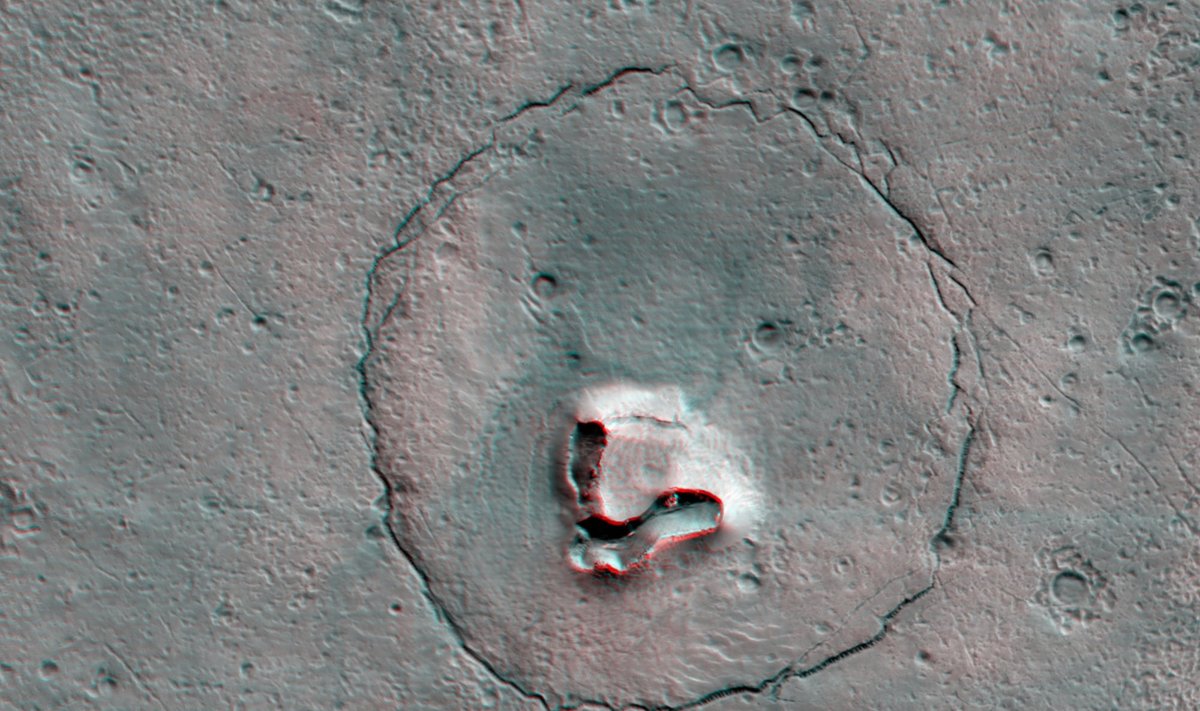 Meškučio veido formą primenantis Marso paviršiaus reljefas. NASA/JPL-Caltech/UArizon nuotr.