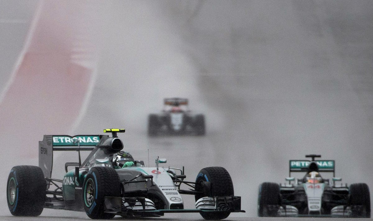 "Formulės-1" automobilių lenktynės per lietų