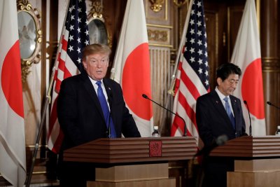 D. Trumpas susitinka su Japonijos premjeru Sh. Abe