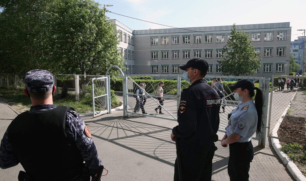 Rusijos policija prie mokyklos Kazanėje